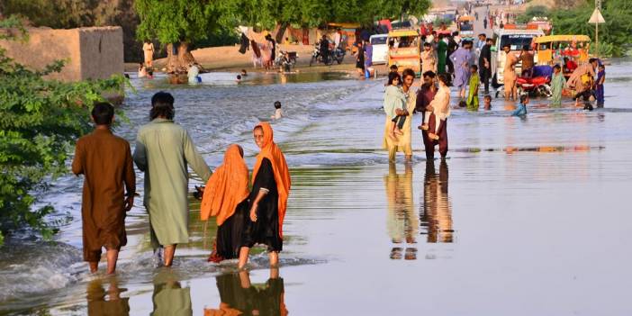Pakistan'da selzedeler çadır kamplarının zorlu şartlarında yaşam mücadelesi veriyor