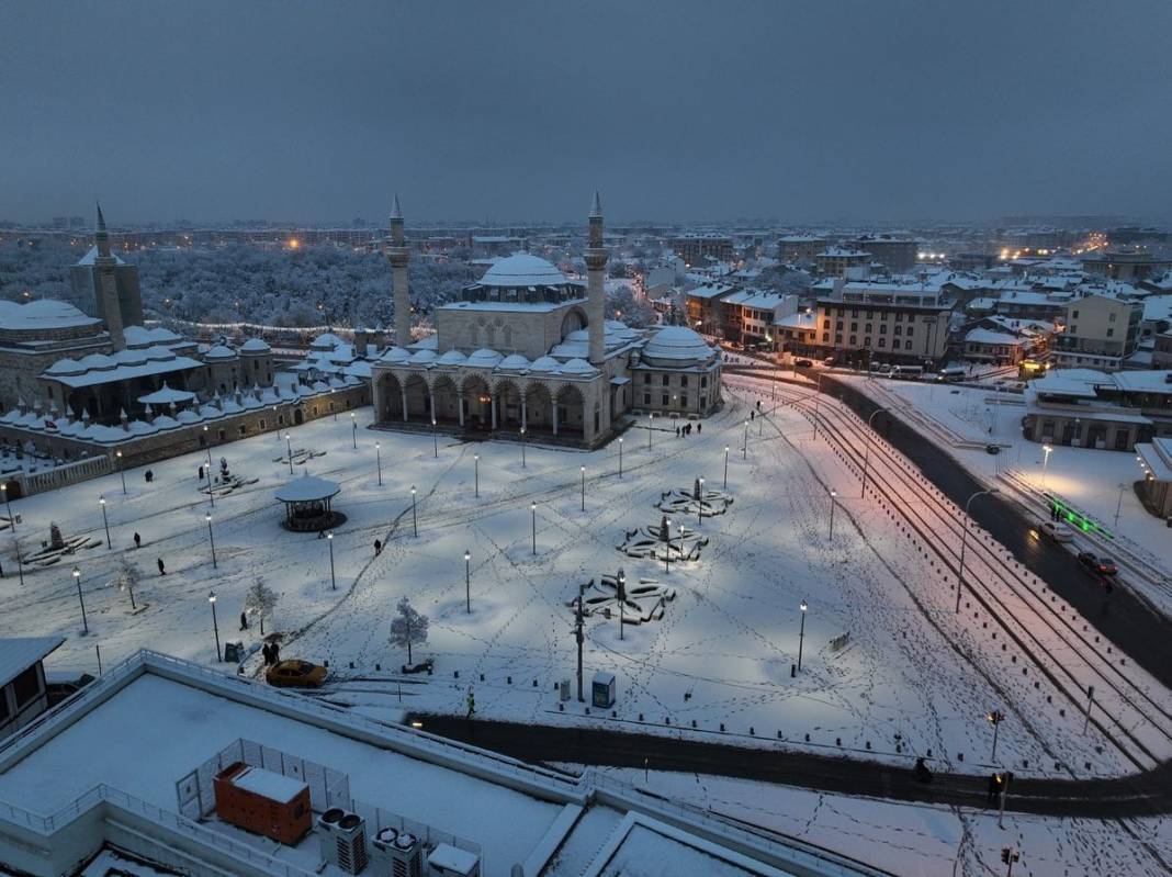 Konya’nın simgeleri karla bütünleşti, kartpostallık görüntüler oluştu 12