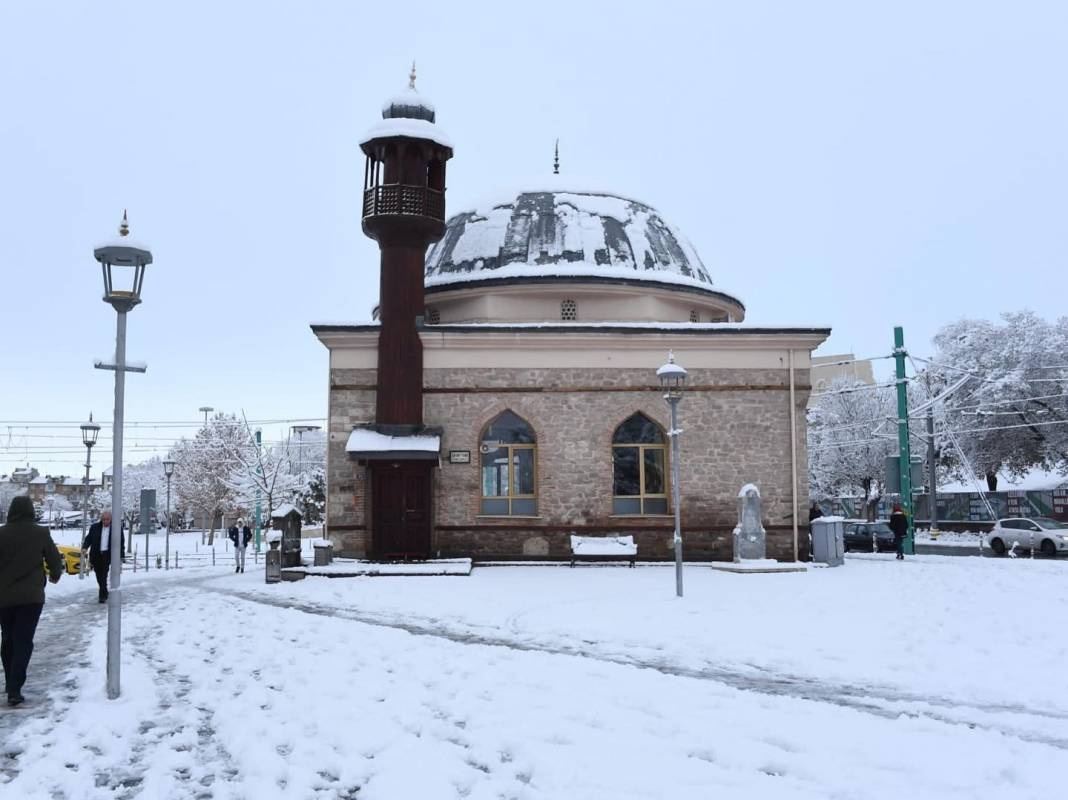 Konya’nın simgeleri karla bütünleşti, kartpostallık görüntüler oluştu 21
