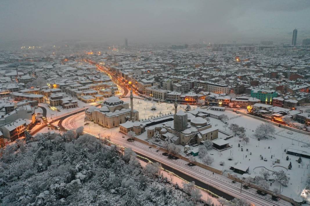 Konya’nın simgeleri karla bütünleşti, kartpostallık görüntüler oluştu 9