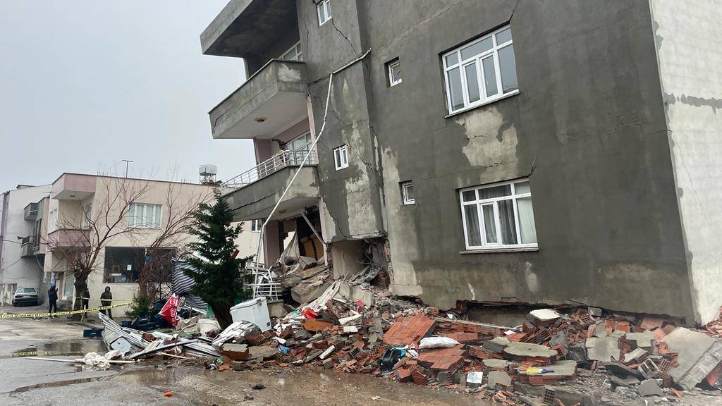 Kahramanmaraş'ta 7,7 ve 7,6'lık deprem 9