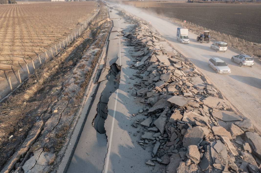Antakya'da fay hattının geçtiği yolda oluşan yarıklar havadan görüntülendi 3