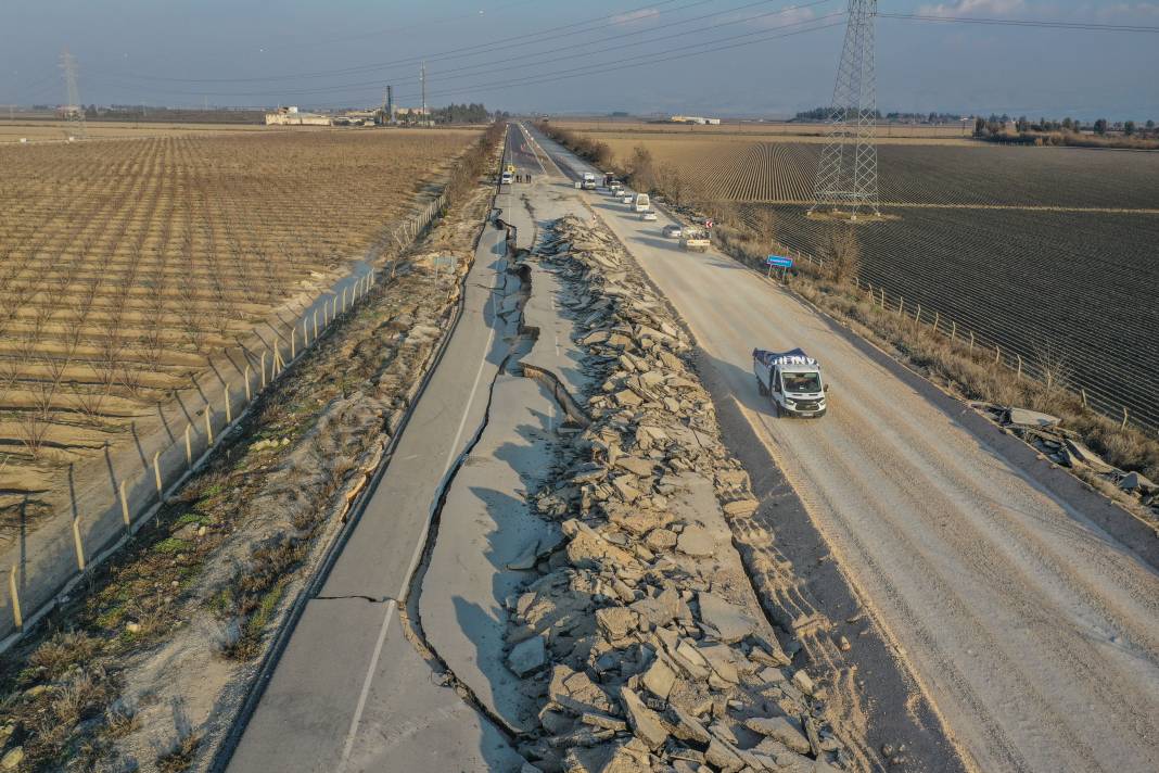 Antakya'da fay hattının geçtiği yolda oluşan yarıklar havadan görüntülendi 5