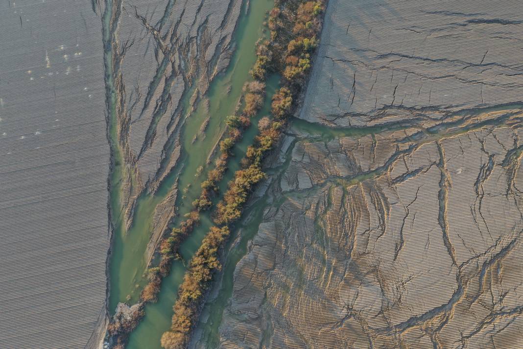 Antakya'da fay hattının geçtiği yolda oluşan yarıklar havadan görüntülendi 7
