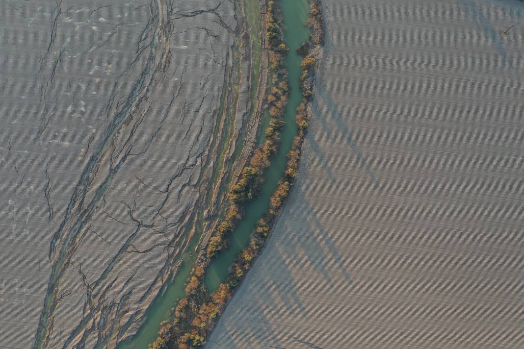 Antakya'da fay hattının geçtiği yolda oluşan yarıklar havadan görüntülendi 8