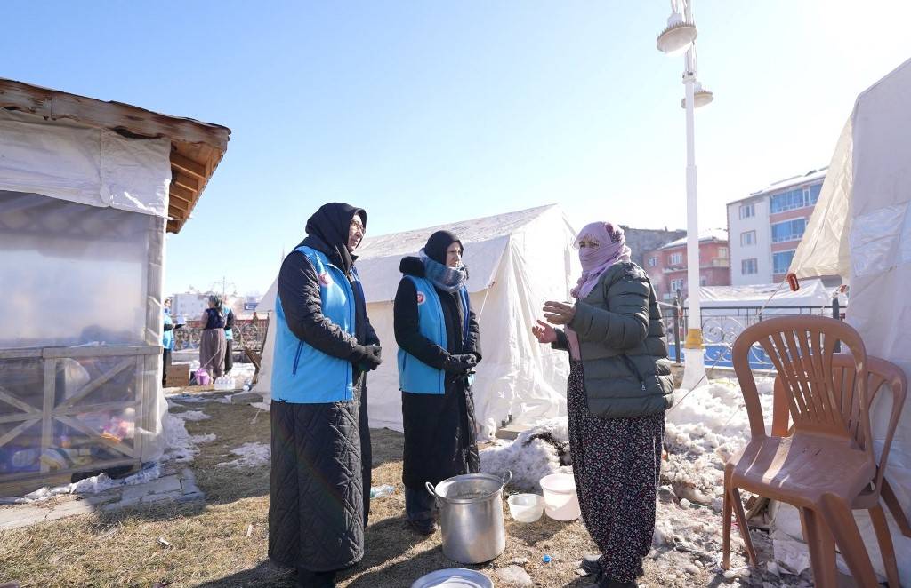 Türkiye Diyanet Vakfı 30 bin görevlisiyle depremzedelere yardım ediyor 3