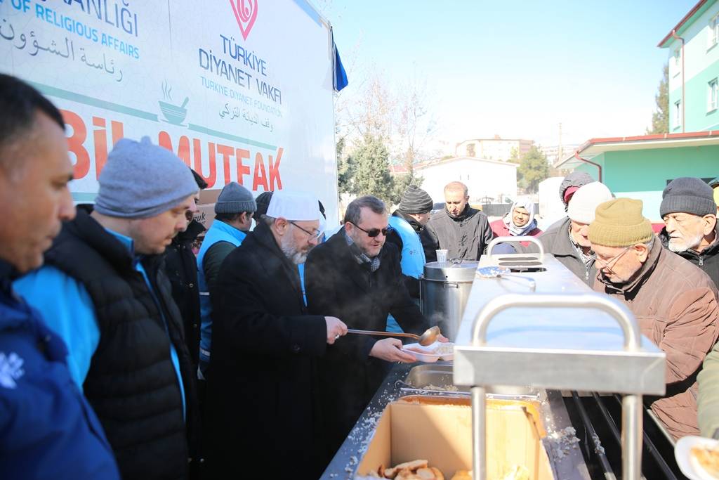 Türkiye Diyanet Vakfı 30 bin görevlisiyle depremzedelere yardım ediyor 5