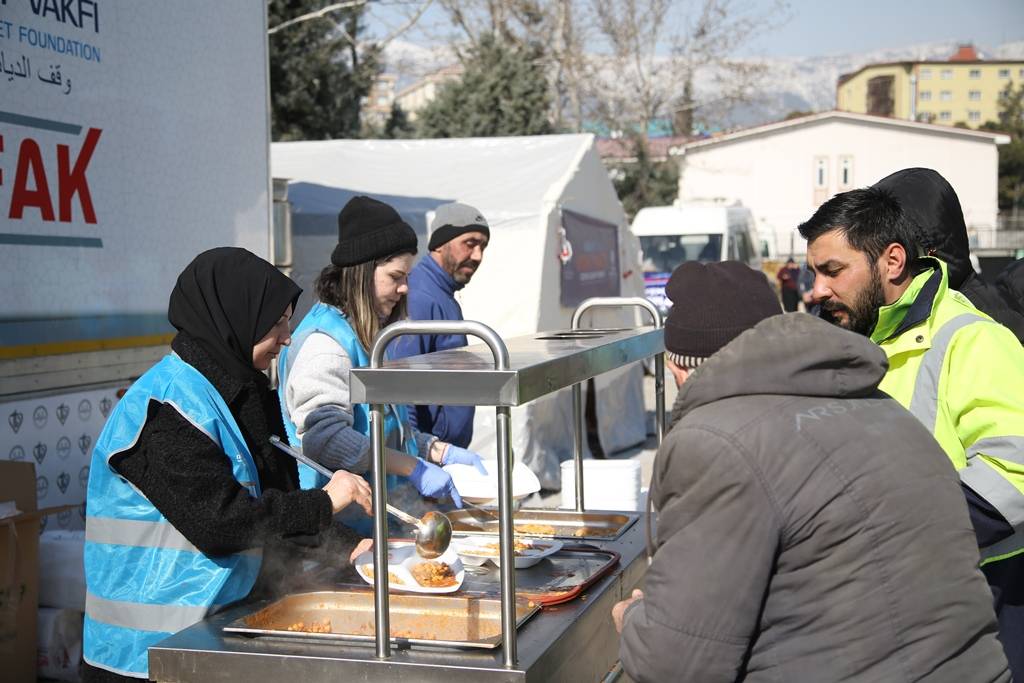 Türkiye Diyanet Vakfı 30 bin görevlisiyle depremzedelere yardım ediyor 8