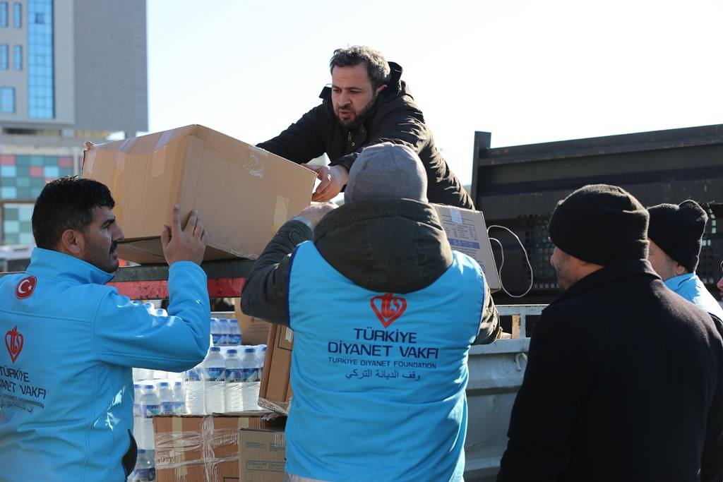 Türkiye Diyanet Vakfı 30 bin görevlisiyle depremzedelere yardım ediyor 9