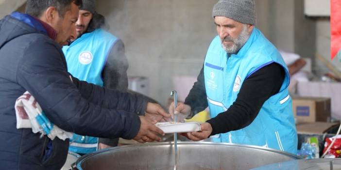Türkiye Diyanet Vakfı 30 bin görevlisiyle depremzedelere yardım ediyor