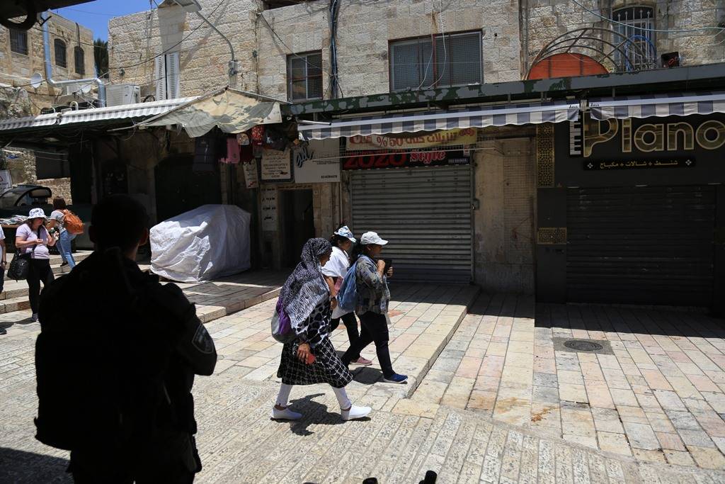 İsrail'in Cenin saldırısını protesto için Filistinliler Doğu Kudüs'te genel greve gidildi 23