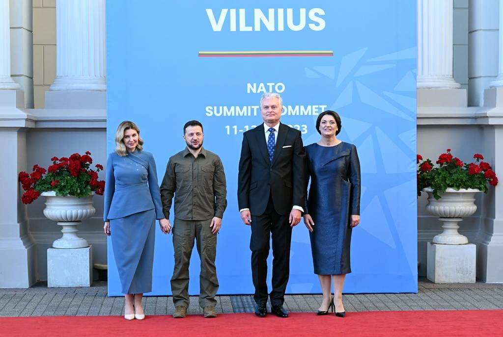 NATO ülkelerinin liderleri ve eşleri, yemekte bir araya geldi 21