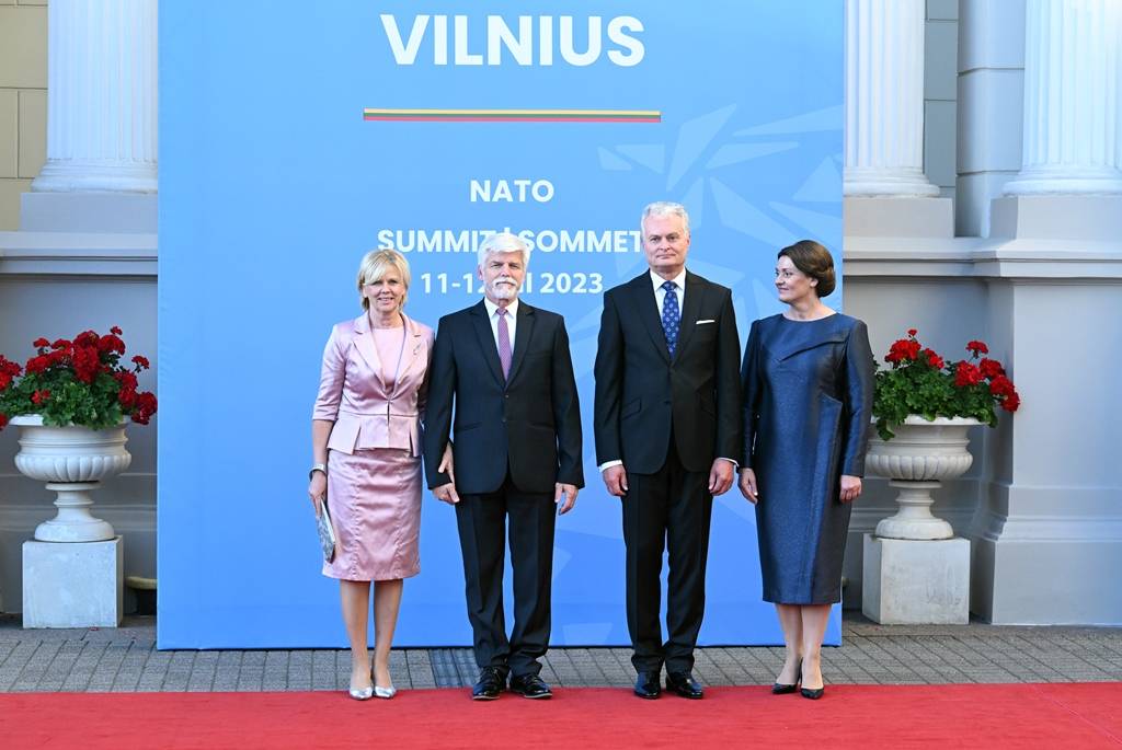 NATO ülkelerinin liderleri ve eşleri, yemekte bir araya geldi 28