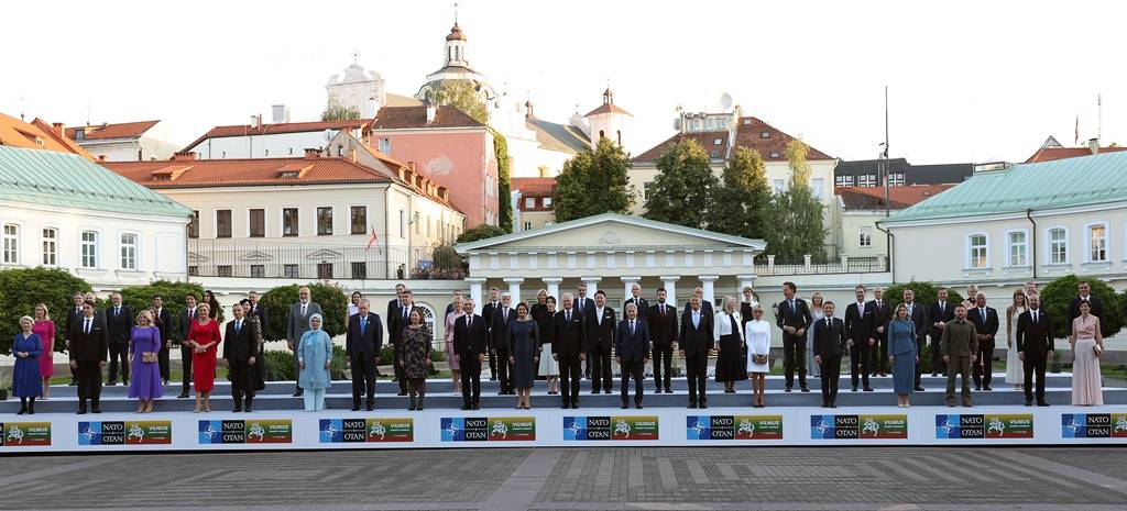 NATO ülkelerinin liderleri ve eşleri, yemekte bir araya geldi 37