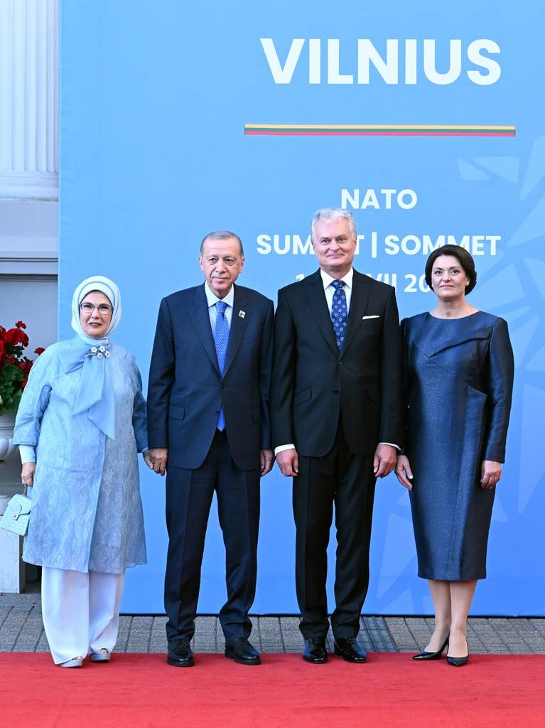 NATO ülkelerinin liderleri ve eşleri, yemekte bir araya geldi 6