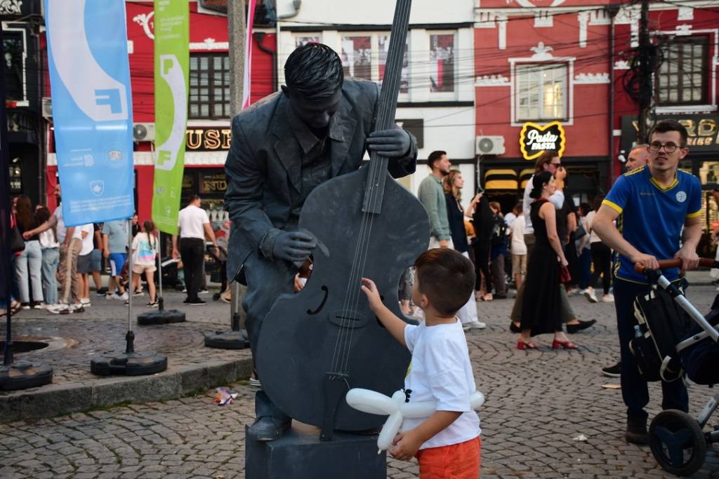 Kuzey Makedonyalı sanatçıların Kosova'daki canlı heykel performansı beğeni topladı 7