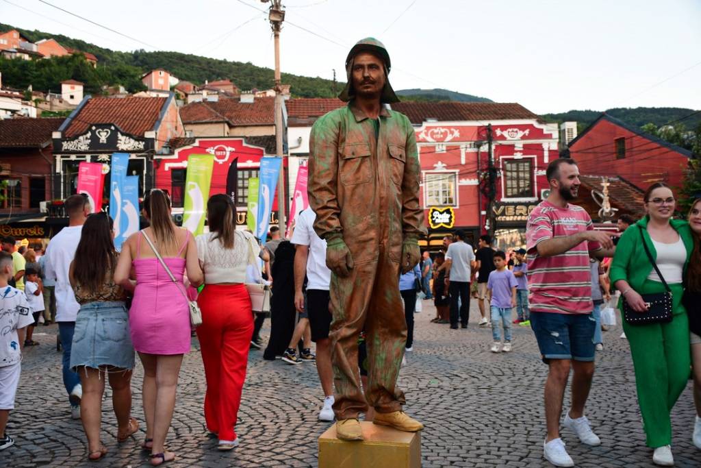 Kuzey Makedonyalı sanatçıların Kosova'daki canlı heykel performansı beğeni topladı 8