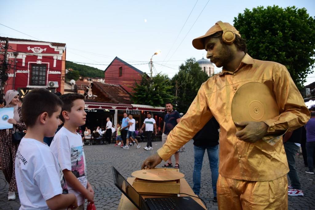 Kuzey Makedonyalı sanatçıların Kosova'daki canlı heykel performansı beğeni topladı 9