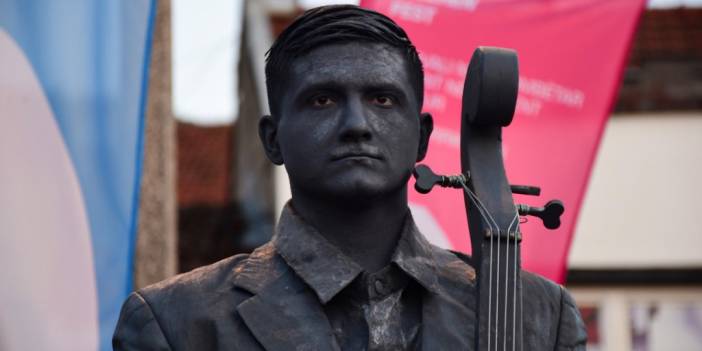 Kuzey Makedonyalı sanatçıların Kosova'daki canlı heykel performansı beğeni topladı