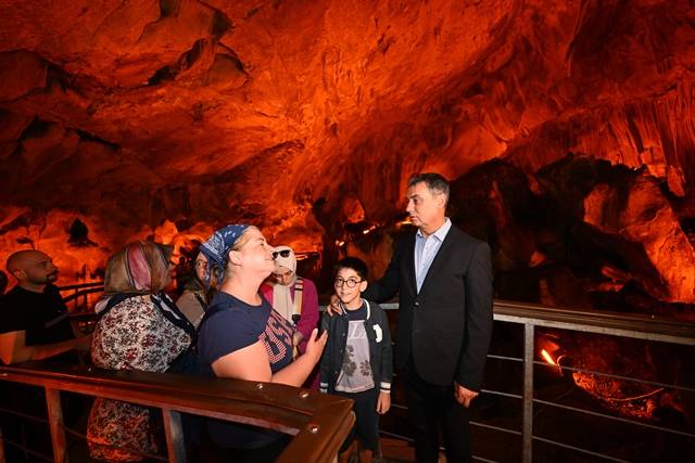 Doğal klima olan mağara ziyaretçi akınına uğradı 16