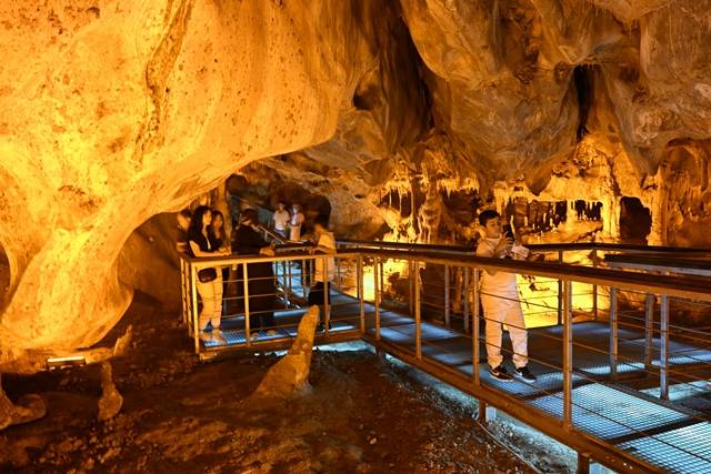 Doğal klima olan mağara ziyaretçi akınına uğradı 4