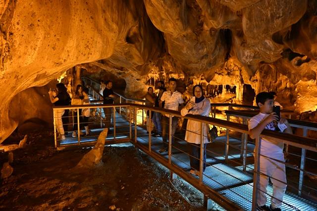 Doğal klima olan mağara ziyaretçi akınına uğradı 7