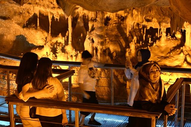 Doğal klima olan mağara ziyaretçi akınına uğradı 9
