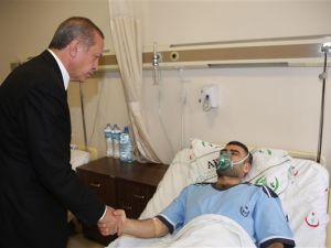 Başbakan yaralıları hastanede ziyaret etti