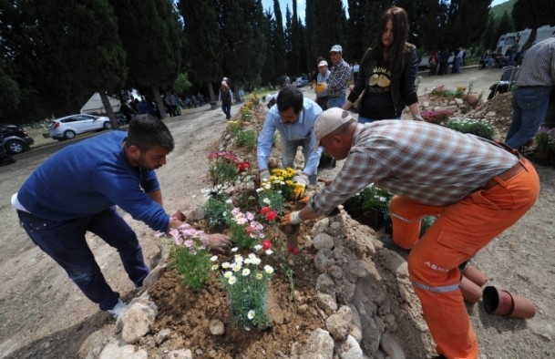 Madencilerin mezarlarına çiçekler dikildi 6