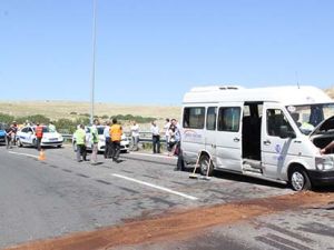 Minibüs bariyerlere çarptı: 13 yaralı