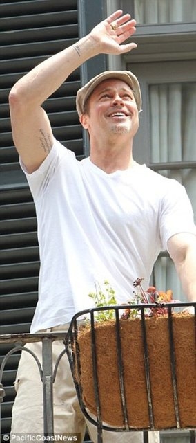 Brad Pitt Mevlana'nın sözlerini koluna yazdırdı 2