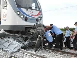 Tren otomobili biçti: 2 ölü
