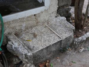 İki bin yıllık mezar taşı tuvalete giriş basamağı oldu