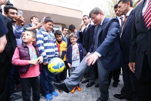 Başbakan Davutoğlu çocuklara harçlık dağıttı 1