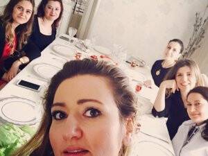 Bayanlar yemek selfiesinde