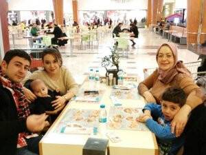 Kantemiz ailesi yemekte