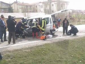 Araçta sıkışan yolcuları itfaiye çıkardı