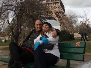 Oral Çiftinden Paris’te romantik kareler