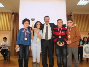 Bilgi Yarışmasının şampiyonu Gazi Ortaokulu oldu
