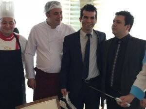 KOS Lezzet Lokantasında yaş günü kutlaması