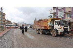 Belediye Otobüsü İle Kamyon Çarpıştı: 1 Yaralı