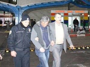 Oğluyla tartışan genci vurdu