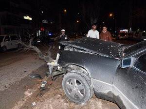 Ağaca Çarptı, Otomobili Bırakıp Kaçtı