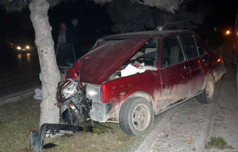 OTOMOBİL AĞACA ÇARPTI