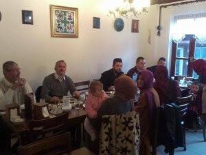 Kamil Uzundemir dostları ile Kandil Etliekmek Evi’nde