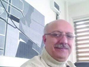 İsmail Nükte gözlükleri takmış