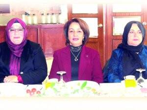 Üç dost bayan Kadınlar Günü etkinliğinde