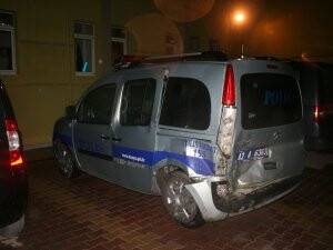 Alkollü sürücü polis aracına çarptı