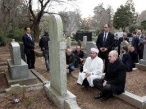 Başbakan Yardımcısı Kurtulmuş, Japonya’ya İslamiyet’i Yayan Abdurreşit Efendinin Kabrini Ziyaret Etti