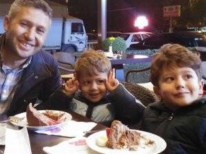 Halil Ayhan iki yakışıklı oğlu ile yaş pasta molasında